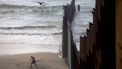 Los guardacostas advierten contra las fuertes corrientes en el mar tras el ahogamiento de varios migrantes en Tijuana.