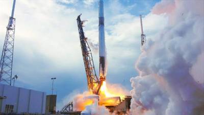 Fotografía cedida por la NASA muestra el cohete Falcon 9 de la empresa SpaceX que lleva el primer satélite centroamericanofabricado en Costa Rica, conocido como 'Proyecto Irazú'