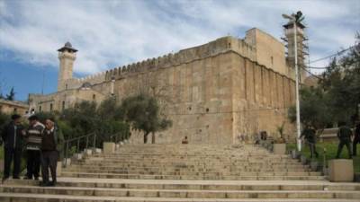 En Hebrón se encuentra situado este lugar al que los judíos denominan la Tumba de Los Patriarcas y los musulmanes, la mezquita de Ibrahim.