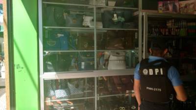 Las labores de inspección e incautación se realizaron en presencia de fiscales, dueños y apoderados legales de dichos negocios.