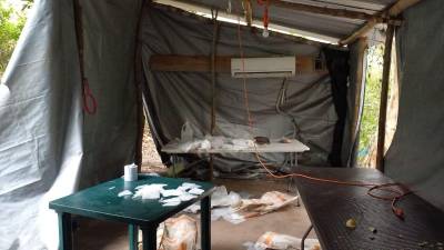 Un narcolaboratorios fue desmantelado este lunes en la aldea Los Mangos del municipio de Cofradía, Cortés, por agentes de la Dirección Anti Maras y Pandillas Contra el Crimen Organizado (Dipampco) y la Dirección Policial de Investigaciones (DPI).