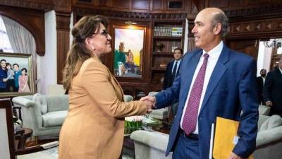 La presidenta de Honduras, Xiomara Castro, saluda al exembajador de Estados Unidos en Honduras, Hugo Lorens.