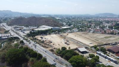 En un terreno contiguo a Importadora Milenium construyen un centro comercial. Fotos: Melvin Cubas.