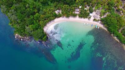 Vista aérea de la Playa de los Cocos, en donde solo viven dos familias. La Fundación Prolansate tiene una cabaña. La arena blanca invita a una buena siesta.