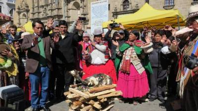 Varias personas asisten a un ritual ancestral para entregar una ofrenda de agradecimiento a la 'Pachamama' o Madre Tierra en la plaza San Francisco de La Paz (Bolivia). EFE