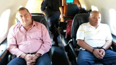 Una vez dentro de la aeronave José Raúl Amaya y Carlos Emilio Arita fueron sentados en la misma fila de asientos.