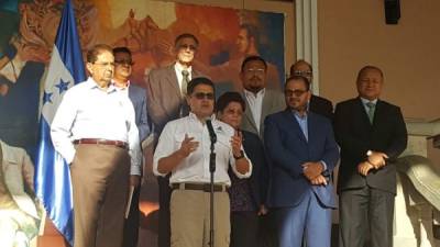 El Presidente Juan O. Hernández junto a la comisión dieron conferencia de prensa.