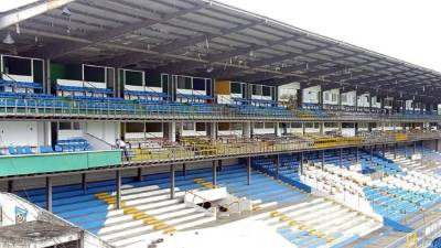 La graderías del estadio Morazán ya se están pintando con los colores de la Selección de Honduras.