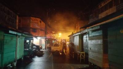 El incendio ocurrió durante la madrugada de este sábado.