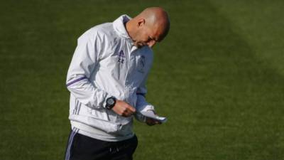 GRAF9213. MADRID, 05/05/2018.- El técnico francés del Real Madrid, Zinedine Zidane, durante la rueda de prensa posterior al entrenamiento realizado hoy en la Ciudad Deportiva de Valdebebas donde el equipo prepara el partido de la jornada 36ª de Liga de Primera División que le enfrenta mañana al F.C. Barcelona en el Camp Nou. EFE/Juan Carlos Hidalgo