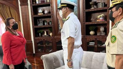 La presidenta de Honduras, Xiomara Castro, el contraalmirante José Jorge Fortín Aguilar.