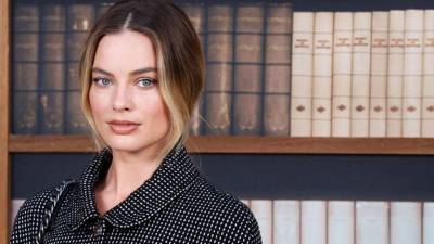 La bella Margot Robbie dará vida a la muñeca Barbie en el cine. Foto: AFP.