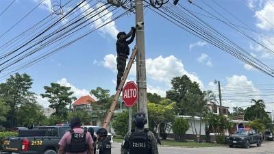 Las Fuerzas Armadas de Honduras, a través del Tercer Batallón de la Policía Militar del Orden Público (PMOP), desarticularon este jueves 13 de agosto una red de cámaras de vigilancia en la colonia Montefresco de San Pedro Sula, Cortés, como parte de labores de inteligencia e investigación.