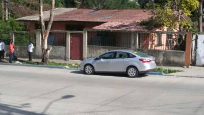 La víctima salía del taller en el que trabajaba cuando fue atacado. Este carro que estaba estacionado quedó con impactos de bala.