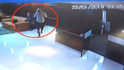 La persona que sale con la capucha supuestamente es el presidente interino Juan Guaidó.