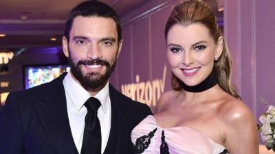 Julián Gil y Marjorie de Sousa