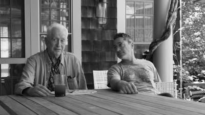 Robert Downey Jr. junto a su padre en una imagen de “Sr.“, disponible en Netflix.