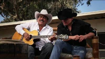 Joan Sebastian junto a su hijo José Manuel Figueroa quien heredó el gusto por la música.