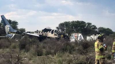 TOPSHOT - Handout picture released by Durango's Civil Protection showing the wreckage of a plane that crashed with 97 passengers and four crew on board on take off at the airport of Durango, in northern Mexico, on July 31, 2018.Dozens of people were injured as an airliner crashed on takeoff during a heavy hail storm in northern Mexico, engulfing the plane in flames, Aeromexico airline and passengers said Tuesday. / AFP PHOTO / DURANGO CIVIL PROTECTION / HO / RESTRICTED TO EDITORIAL USE - MANDATORY CREDIT 'AFP PHOTO / DURANGO CIVIL PROTECTION' - NO MARKETING NO ADVERTISING CAMPAIGNS - DISTRIBUTED AS A SERVICE TO CLIENTS