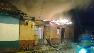 La emergencia fue atendida por ocho bomberos y una unidad contra incendios.