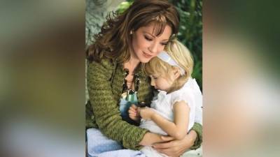 Luego de la muerte de la reconocida actriz mexicana, Edith González producto del cáncer, comienza la polémica por saber quién se quedará a cargo de su única hija Constanza Creel.Constanza fue el gran tesoro de la querida actriz mexicana.