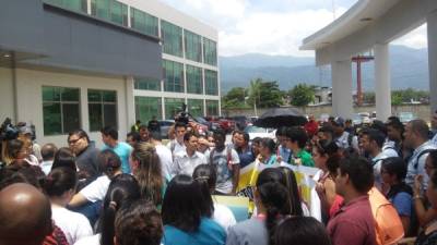 Universitarios y padres de familia ayer en el palacio municipal de San Pedro Sula.