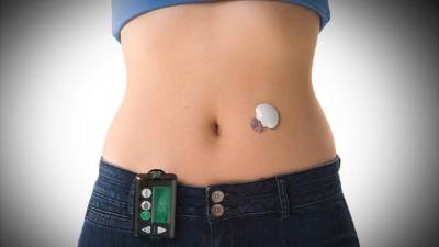 El sistema calcula y administra las dosis de insulina según los niveles de glucosa detectados.