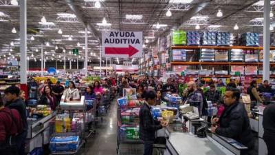 Vista general este viernes de personas realizando compras en centros comerciales en la ciudad de Tijuana en el estado de Baja California (México). EFE/Joebeth Terriquez