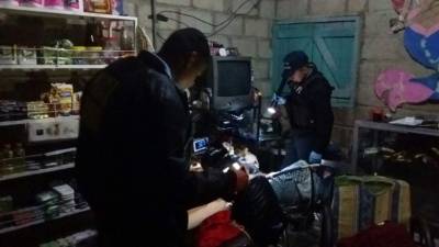 Agentes inspeccionan una vivienda allanada en el marco de la operación 'Tormenta de Fuego XI'.