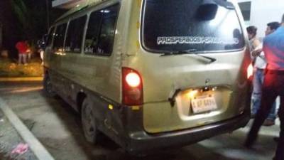 En este busito fueron trasladados los tres hombres hacia un centro asistencial.