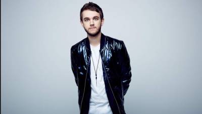 Zedd, es un DJ ruso, que ha colaborado con artistas como Selena Gómez y Ariana Grande.