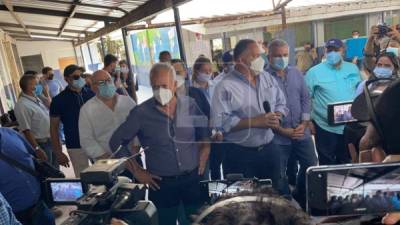 Armando Calidonio junto a Mauricio Oliva en la Escuela Juan Lindo de San Pedro Sula.