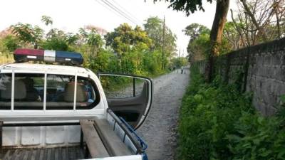 Una patrulla de la Policía en la escena del crimen en la ciudad de La Ceiba, Atlántida.