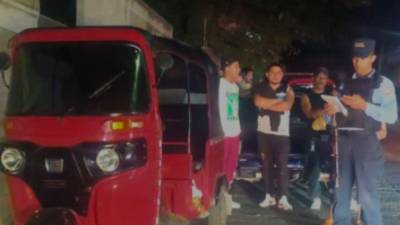 El cuerpo de la dama quedó tendido en la mototaxi.