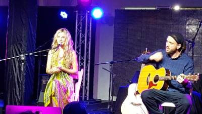 Joss Stone, la estrella invitada, encantó con su prodigiosa voz y angelical belleza.