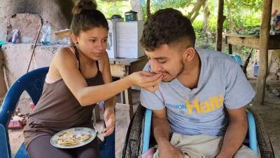 Héctor siendo aliento por una de sus familiares | Imagen: Cortesía de redes sociales