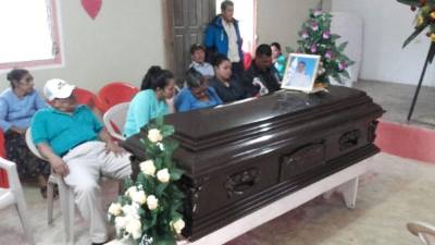 Familiares y amigos acompañaron los restos mortales del criminal.
