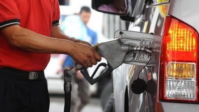 Un bombero carga combustible en una estación hondureña.