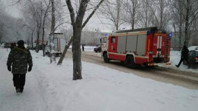 Equipos de emergencia y bomberos inspeccionan los alrededores de un colegio en la localidad rusa de Perm, escenario el lunes de un incidente con arma blanca similar al registrado hoy en la ciudad siberiana de Ulan-Ude. EFE/Sergey Fedoseyev/59.ru