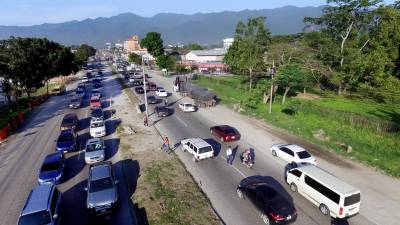 Vehículos circulan por el bulevar del norte, salida a Puerto Cortés.