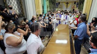 La feligresía recibe al párroco Enrique Vásquez en la iglesia San Jose del barrio Medina de San Pedro Sula.