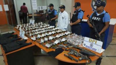 Armas de uso comercial e ilegales como fusiles de guerra han sido decomisadas por las autoridades de seguridad.