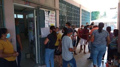 El centro José Vicente Cáceres, principal centro de votación de Cuyamel, abrió sus puertas pese a no contar con energía eléctrica.