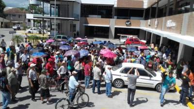 Protesta en La Ceiba, Atlántida, frente a las instalaciones de Energía Eléctrica Honduras (EEH).