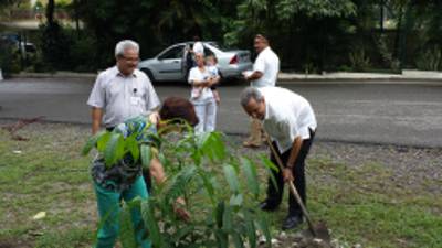 Emin Abufele plantó ayer el árbol de caoba junto a su esposa María Elena .