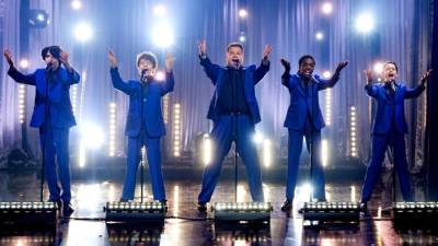 Los actores Finn Wolfhard, Gaten Matarazzo, Caleb McLaughlin y Noah Schnapp cantaron junto a James Corden para el programa 'The Late Late Show with James Corden,'// Foto CBS Broadcasting.