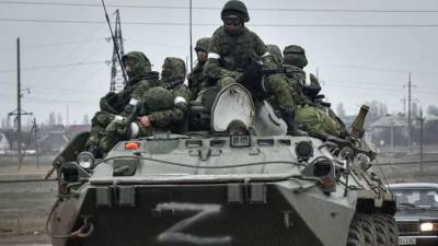 Los tanques de los soldados rusos en la invasión en Ucrania están marcados con una letra Z o V.