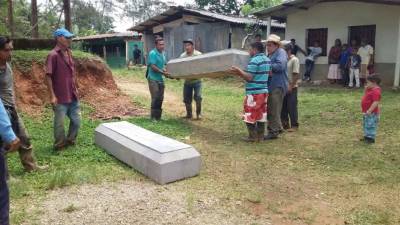 En imagen los ataúdes que contienen los cuerpos de la pareja fallecida.