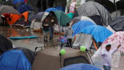 Miles de migrantes permanecen en campamentos en Tijuana y Ciudad Juárez a la espera de que se resuelva su solicitud de asilo en EEUU./AFP.