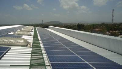 El uso de energía solar se expande en los comercios hondureños.